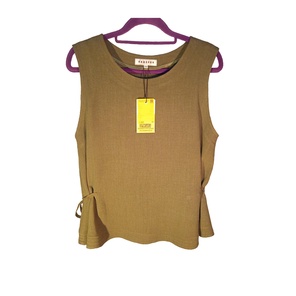 Блузка с завязками по бокам оливкового цвета.